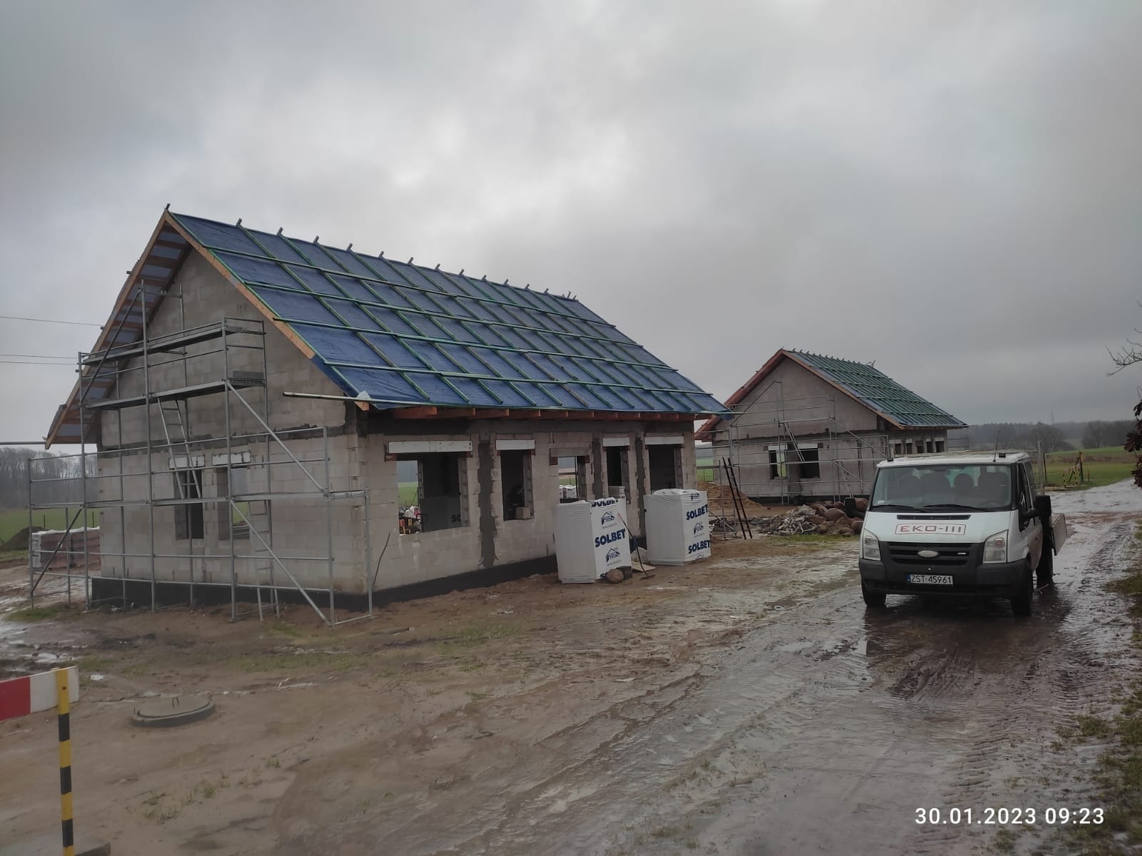 Zdjęcie jednego z domów jednorodzinnych w Kołowie podczas budowy.